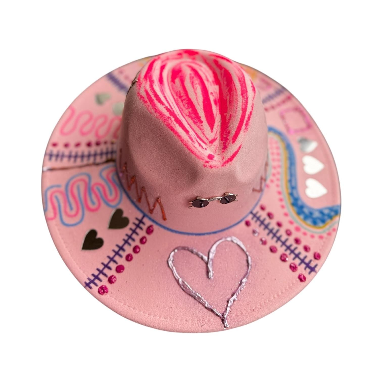 VULVA VISTA Pink Burning Man hat with large brim, vulva crown, silver hearts, neon festival symbols – Qreine wearable art by Ilgaz Kuren